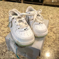 Nike White Solid Child Size 5 Boy's Shoes
